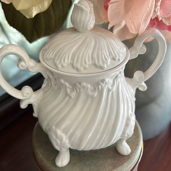 Crown Staffordshire Surrey Collection Teapot, Sugar Pot & Creamer. 3 Piece Set - Picture 7 of 13